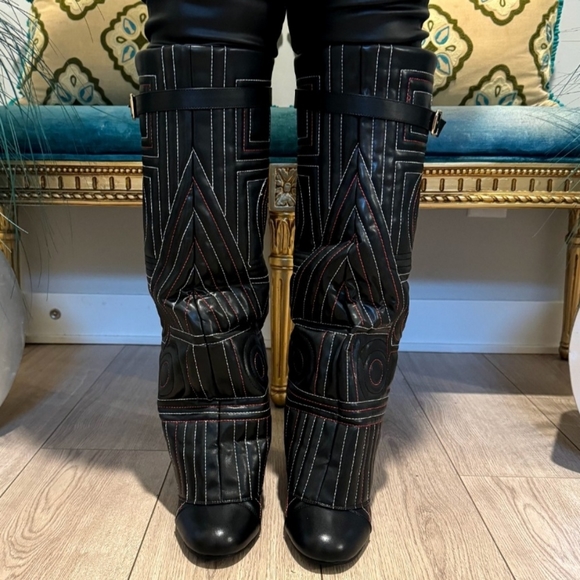 Boots - Picture 3 of 8